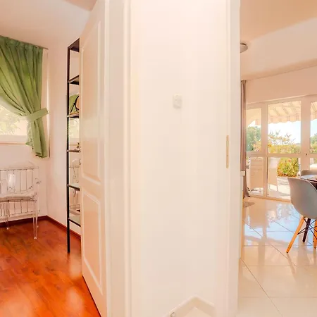 Apartment Moderne Im Erdgeschoss Cizici